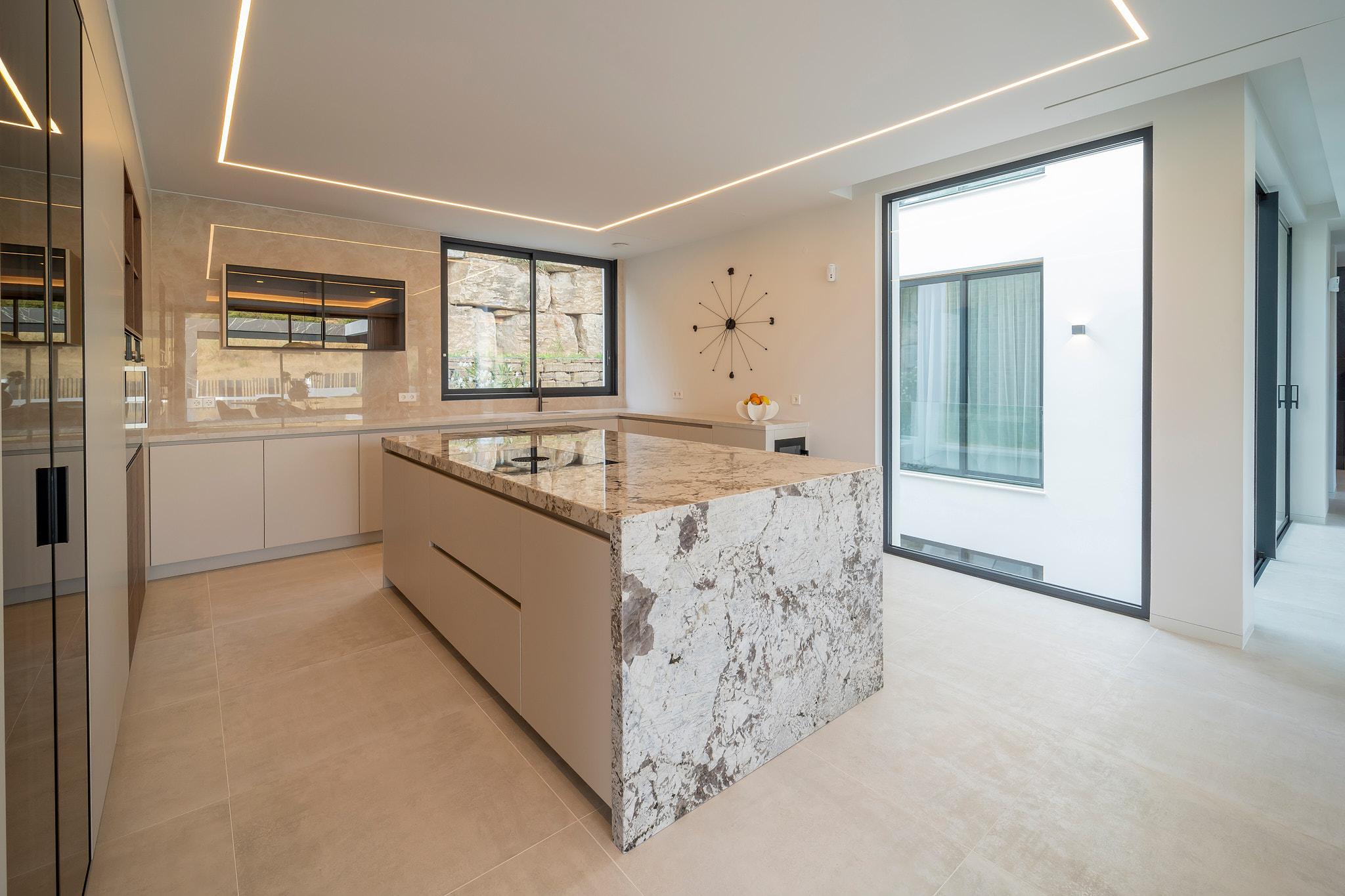 Covered ground-floor terrace in 6-bedroom new-build villa, El Paraíso, Estepona