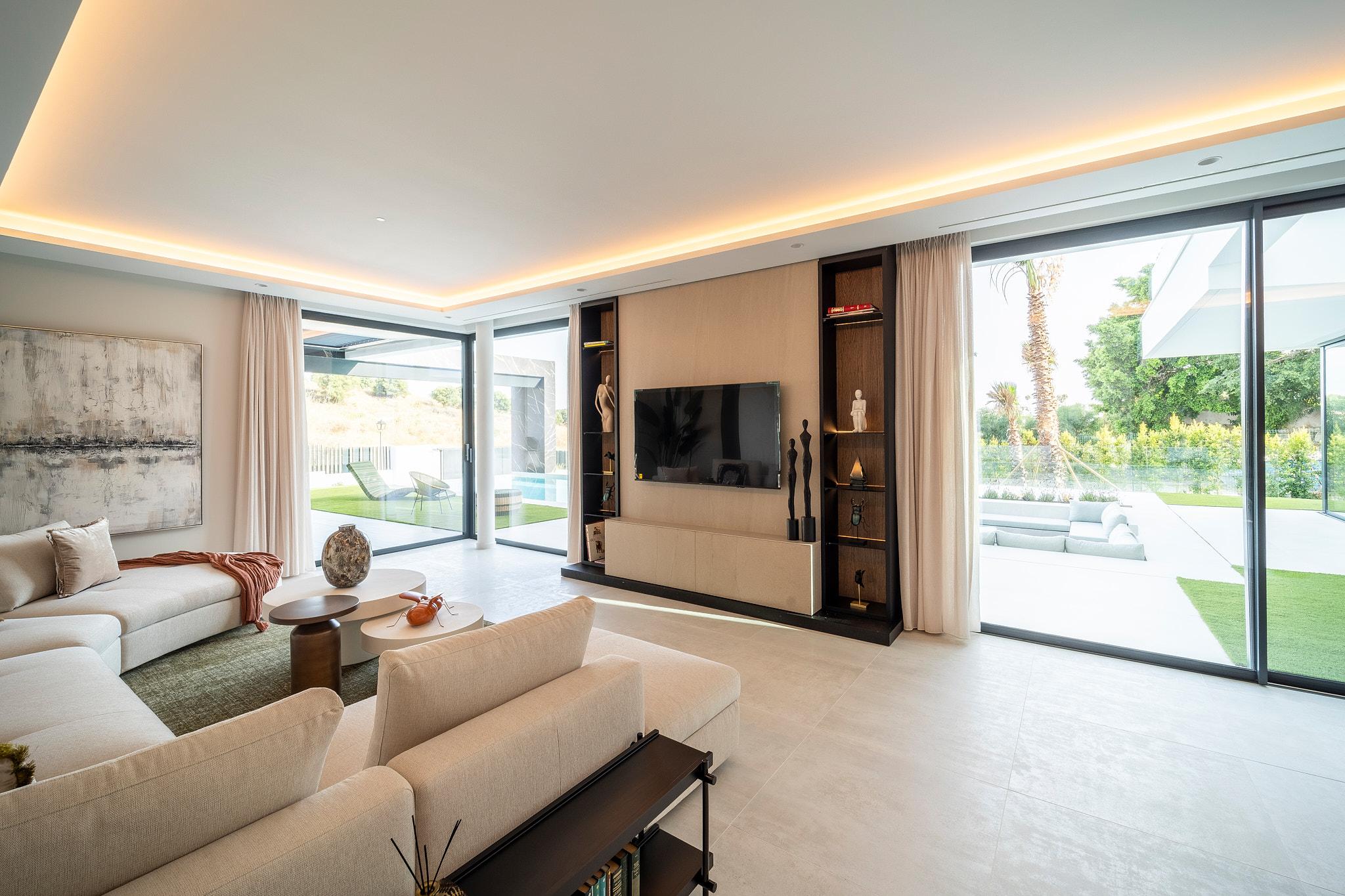 Open-plan living area with floor-to-ceiling glazing in 6-bedroom new-build villa, El Paraíso