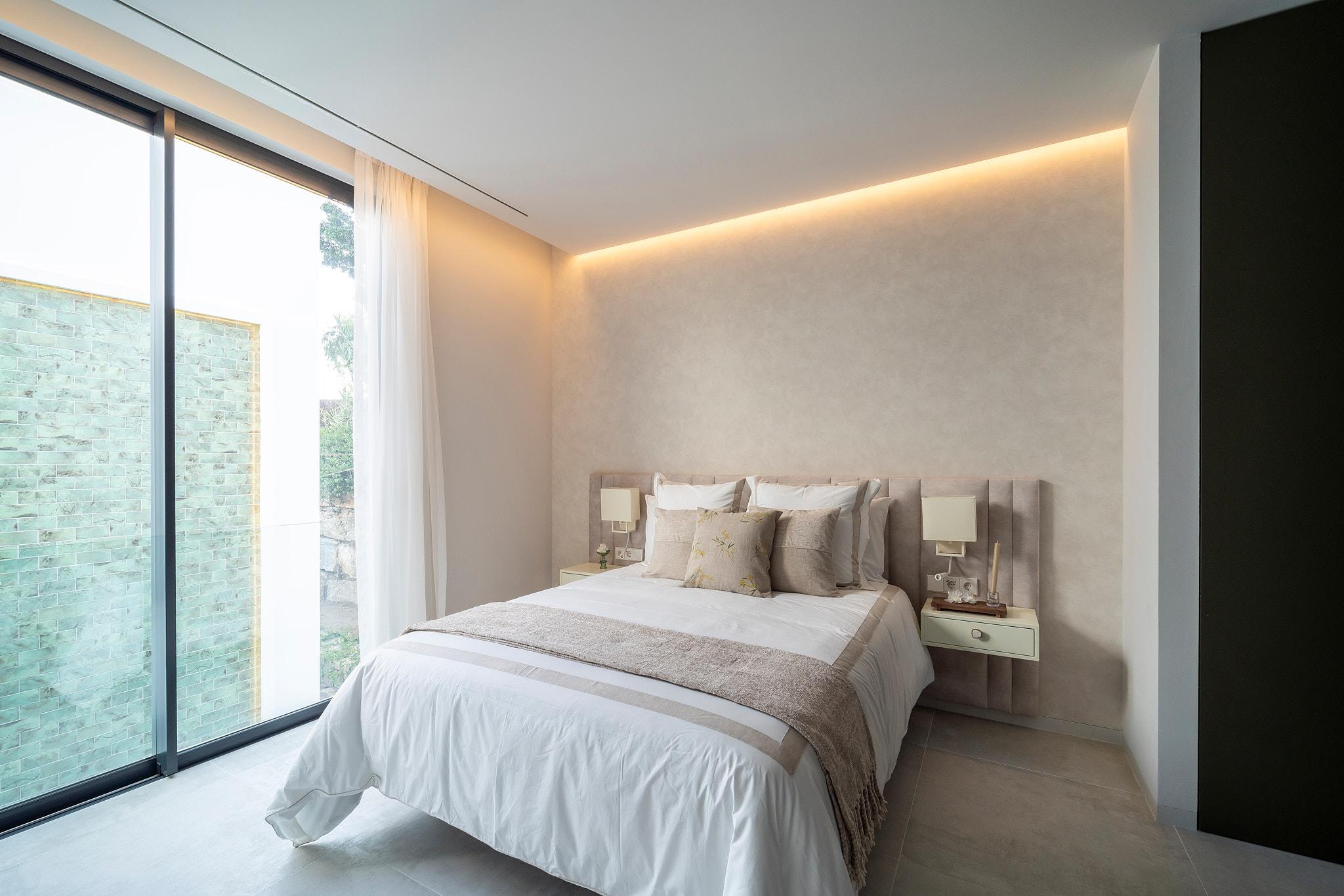 Living room with large glazed panels and garden view, villa in El Paraíso