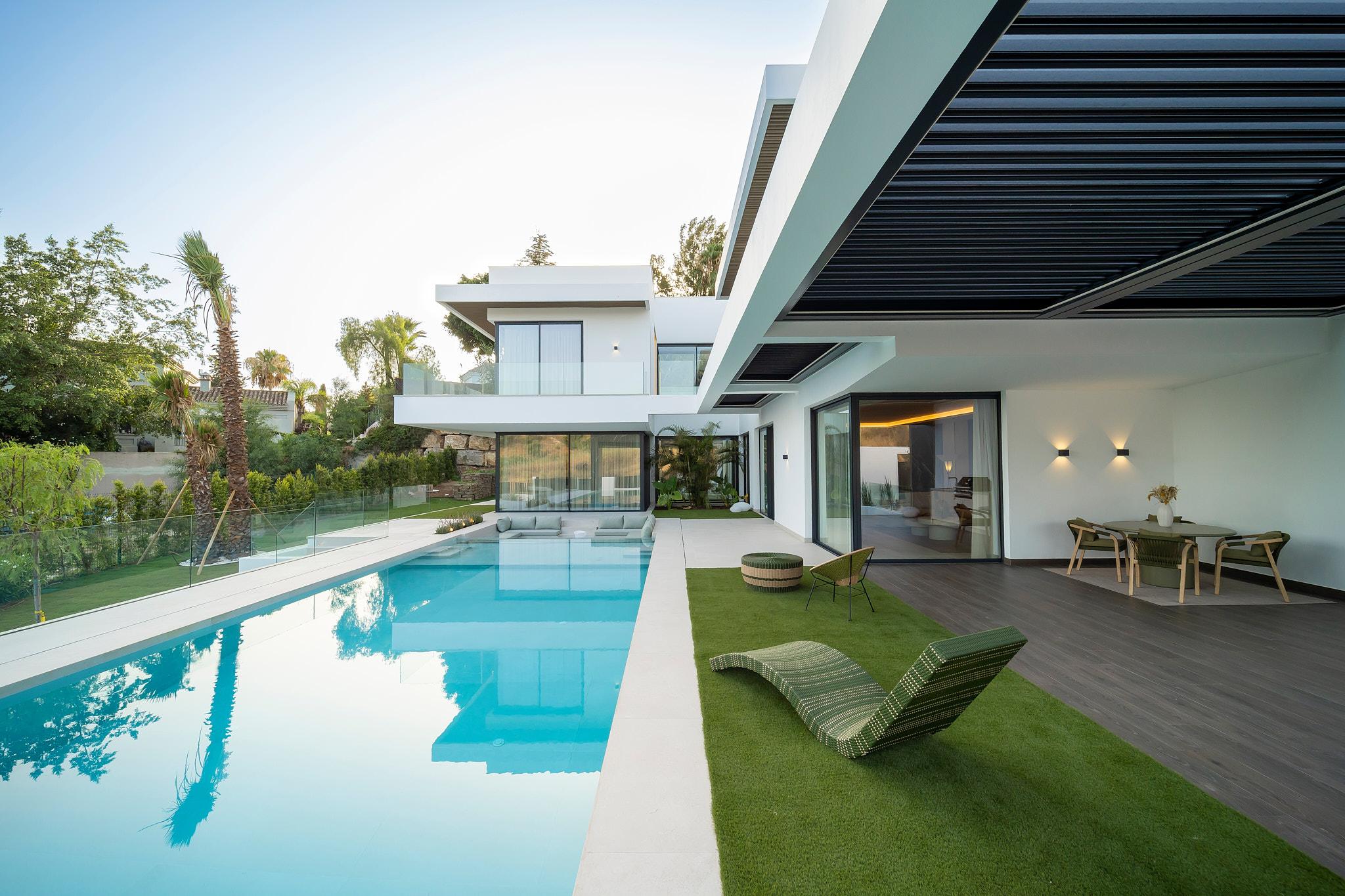 Ground-level outdoor seating area beside landscaped garden, El Paraíso, Estepona