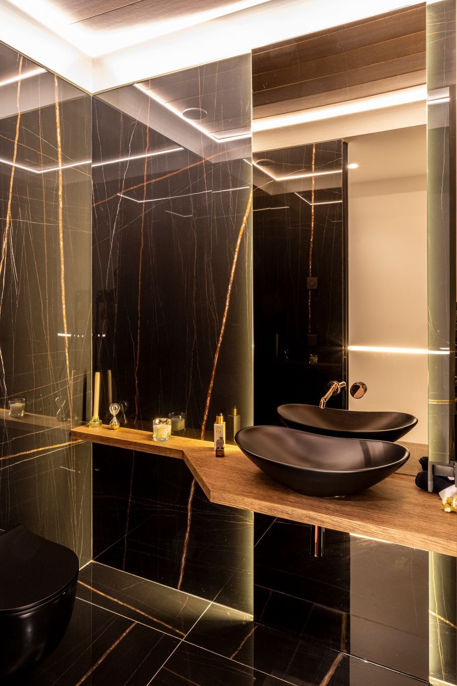 En-suite bathroom with walk-in shower, 6-bedroom villa, El Paraíso, Estepona
