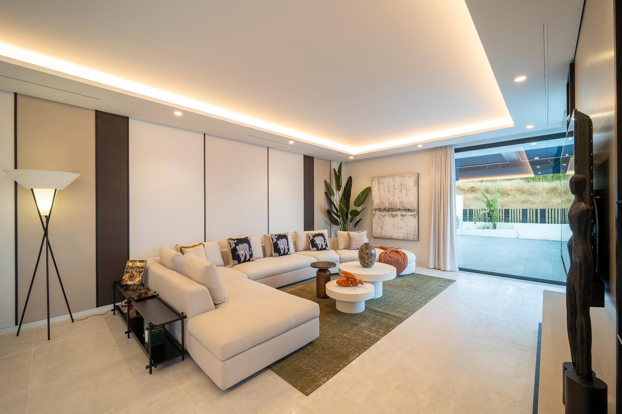 Bathroom with walk-in shower and tiled finishes, 6-bedroom villa, El Paraíso