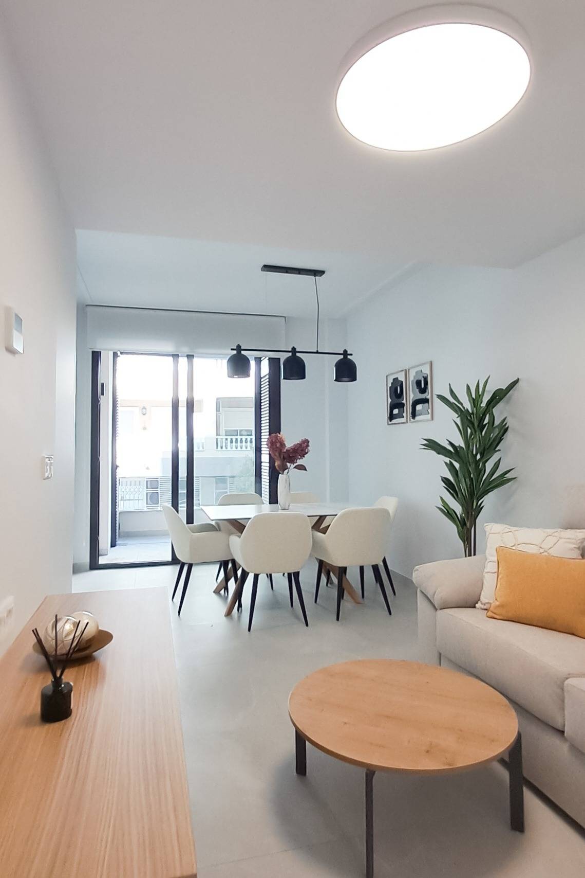 Open-plan living and dining area in 3-bedroom apartment, Zona los Frutales