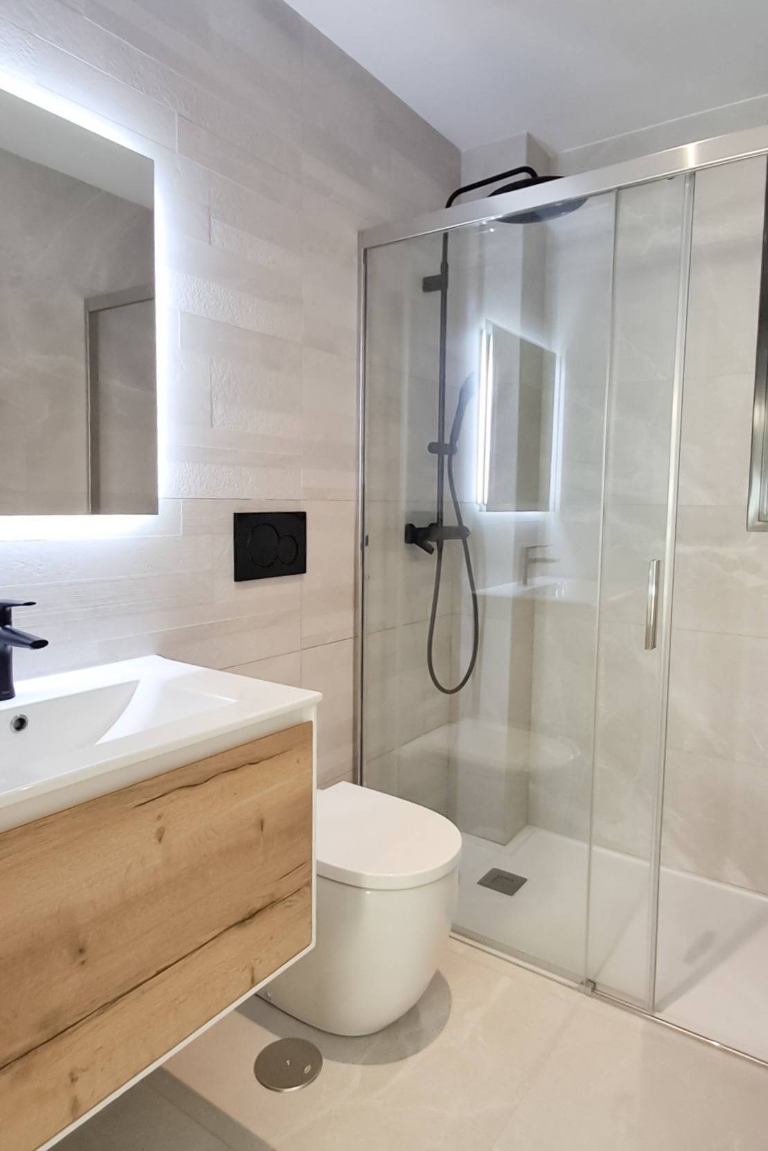 Bathroom with shower enclosure in apartment, Zona los Frutales, Torrevieja