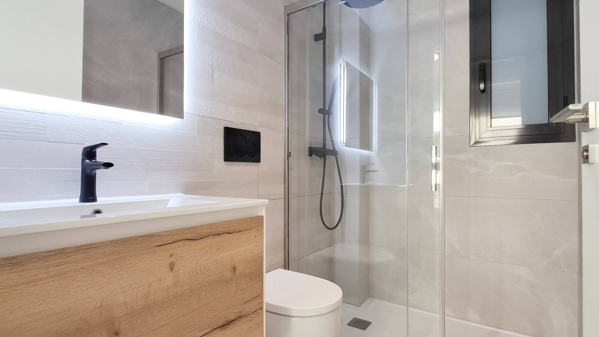 Third bedroom in 3-bedroom ground-floor apartment, Zona los Frutales