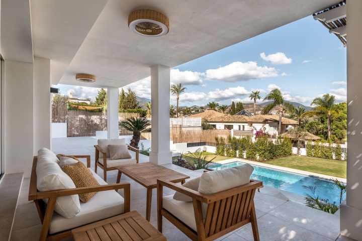 Bathroom with walk-in shower in new-build villa, Los Naranjos, Marbella
