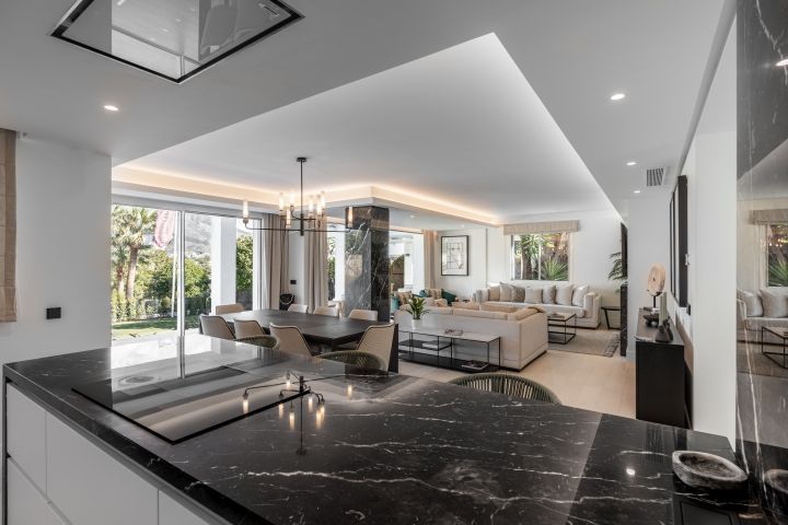 Rooftop solarium terrace with open-sky views, 5-bedroom villa, Los Naranjos, Marbella