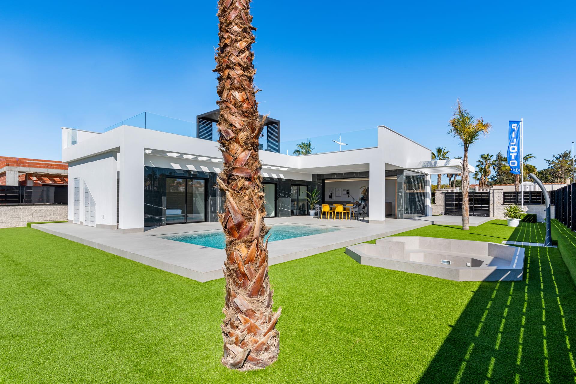 Side elevation of new-build villa showing plot boundary in Algorfa
