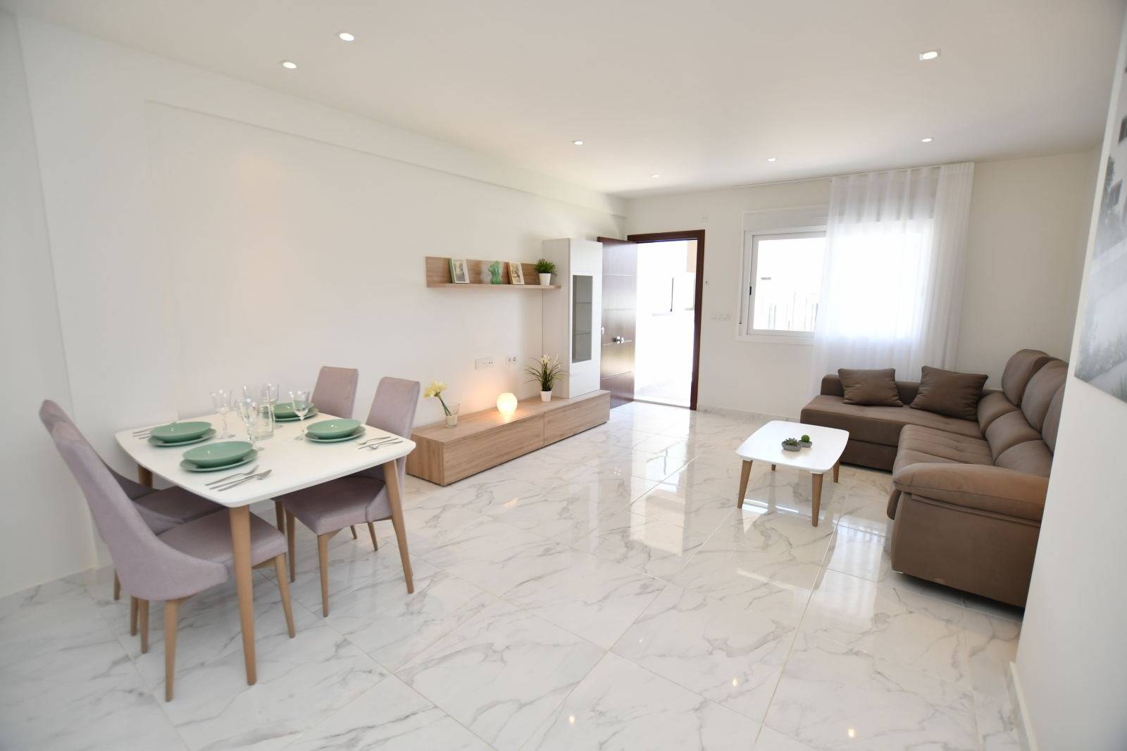 Second bathroom in ground-floor bungalow, La Cañada