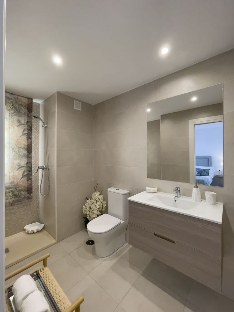 Open-plan kitchen and dining space in 3-bedroom new-build apartment, Rodeo Alto, Marbella