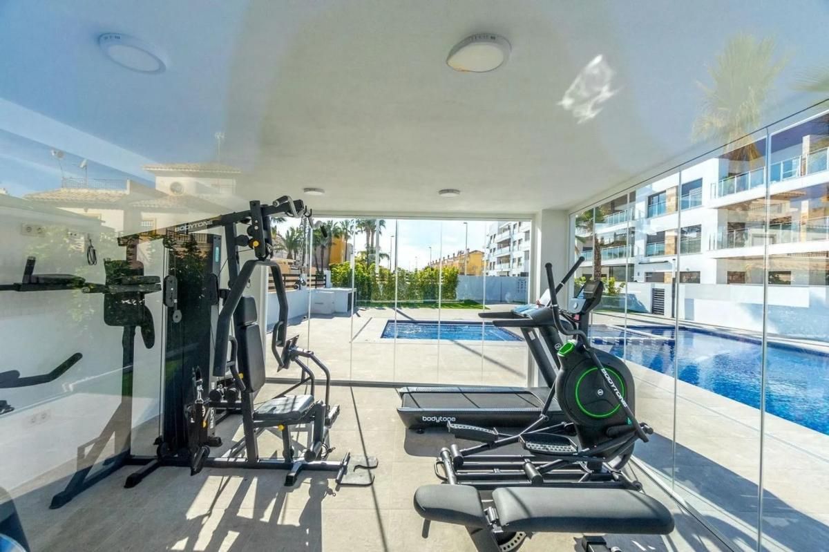 Dining area and patio doors to garden, ground-floor apartment, Zona los Frutales