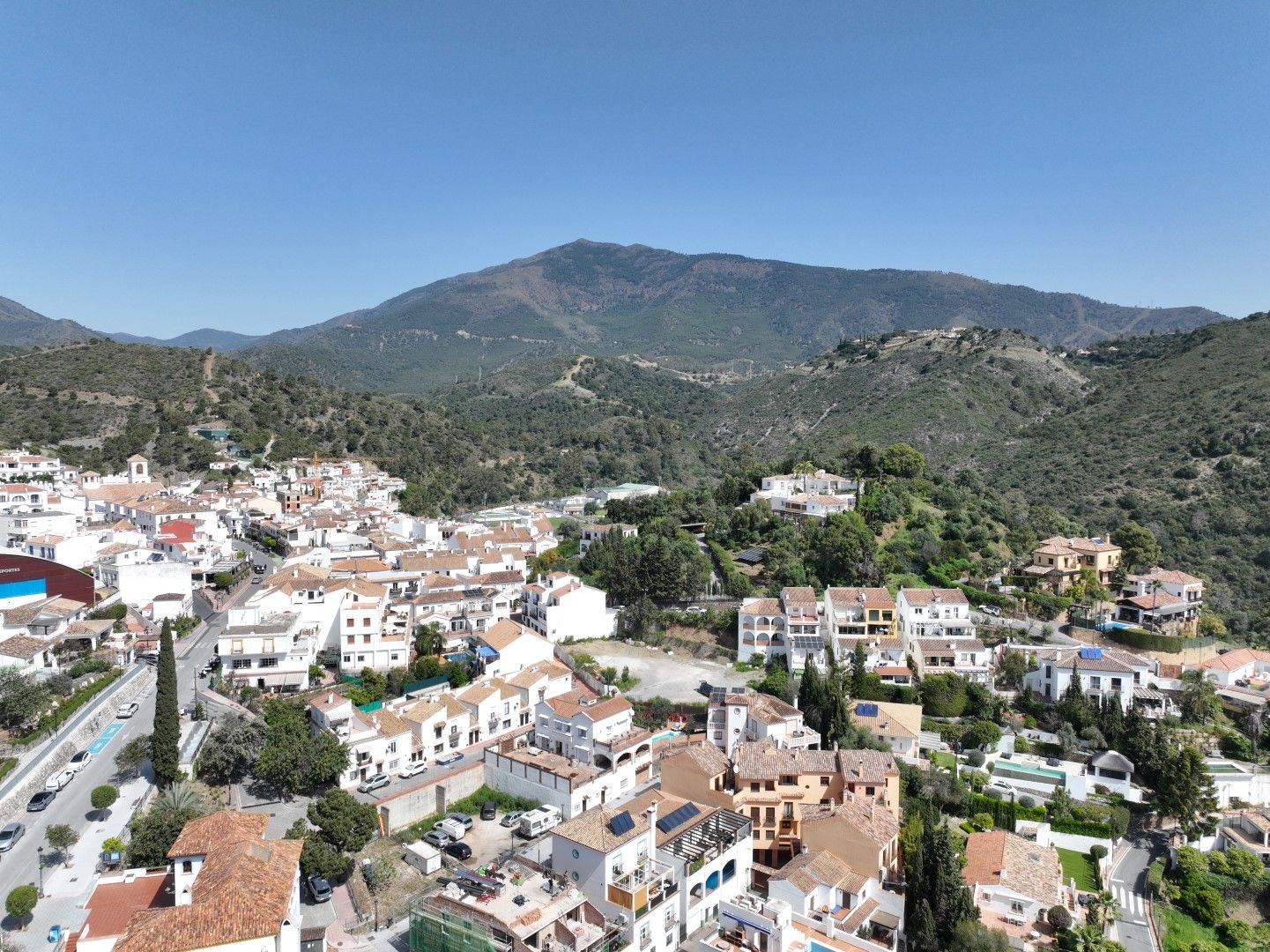 Living area with natural light in 3-bedroom new-build apartment, Cortés, Benahavis