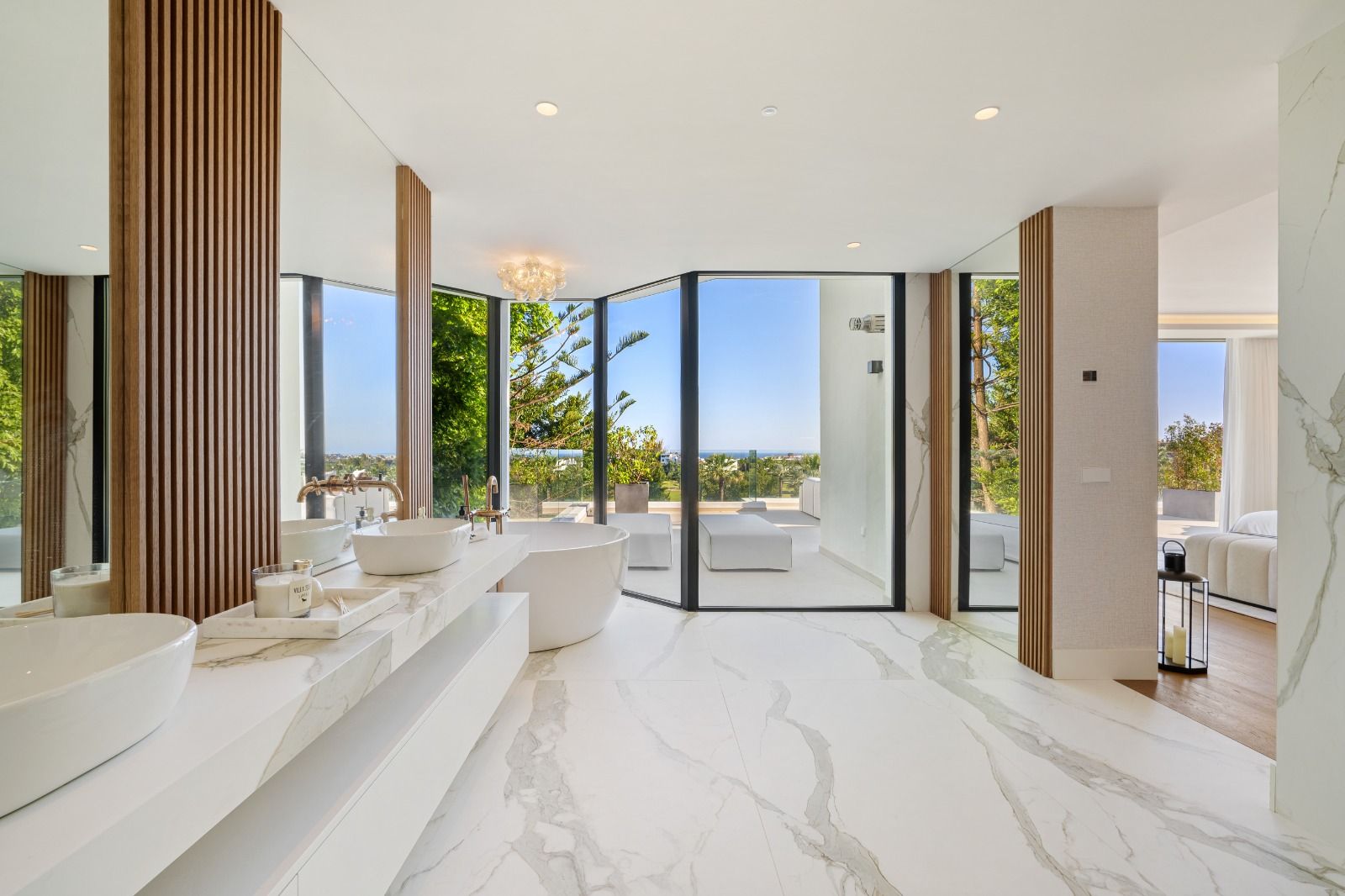 Garden and outdoor dining area in 6-bedroom villa, Las Brisas, Marbella