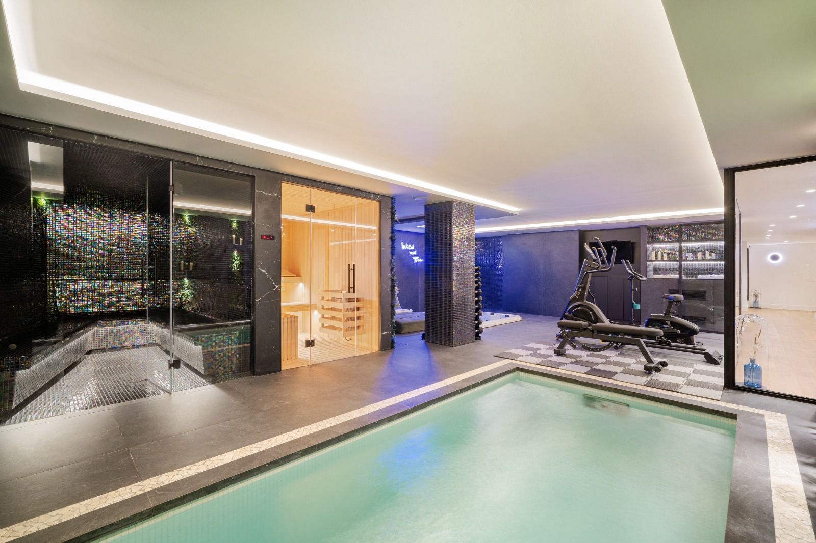 Open-plan living and dining area with floor-to-ceiling glazing in 6-bedroom villa, Las Brisas, Marbella