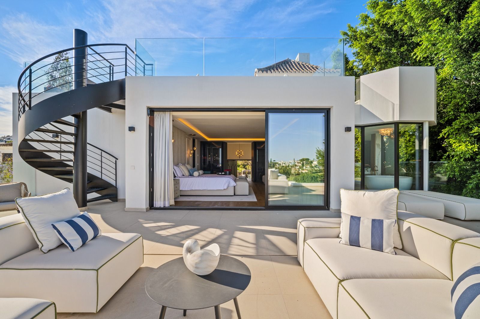 Bathroom with marble-effect finishes in 6-bedroom villa, Las Brisas, Marbella