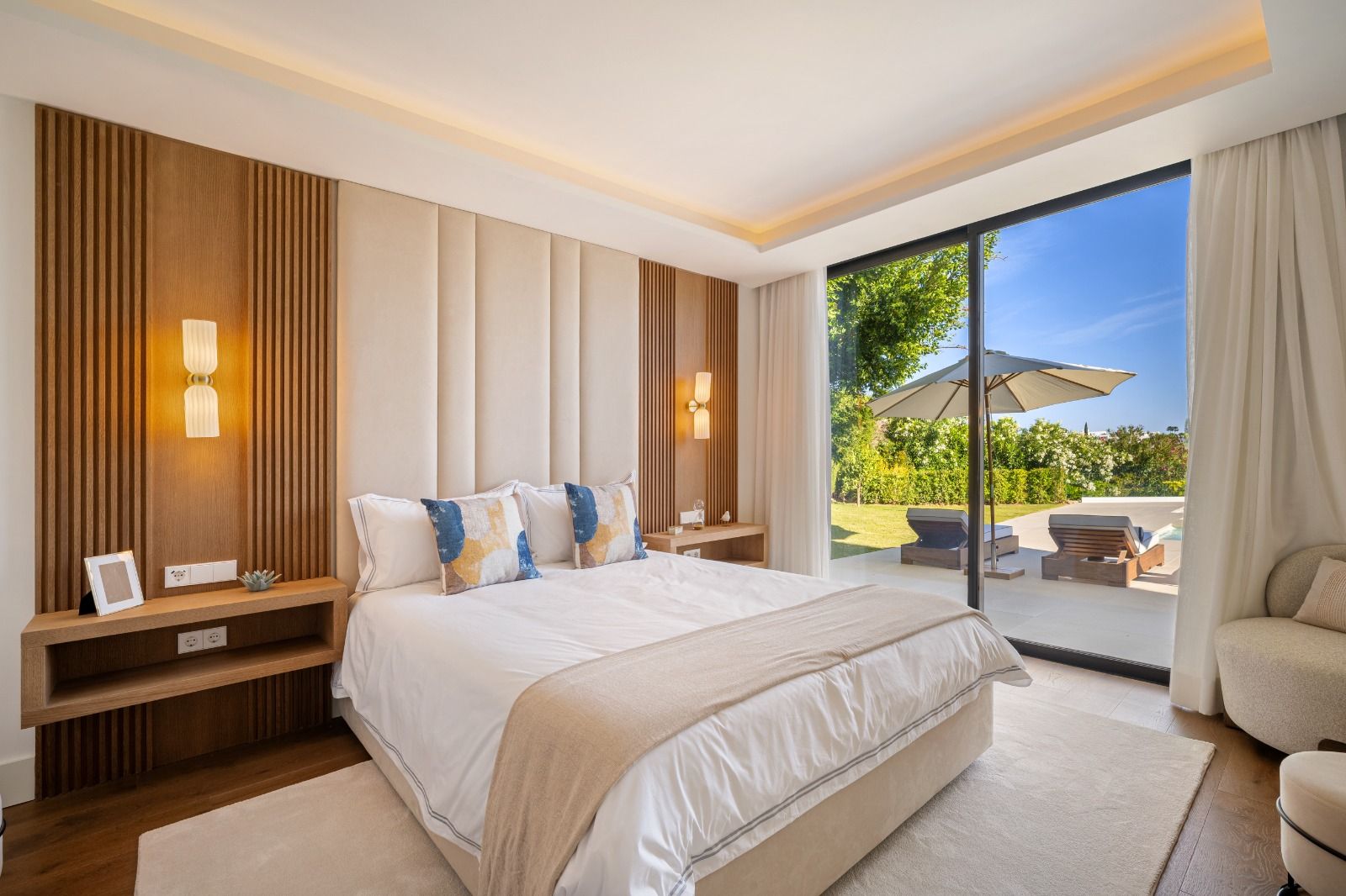 En-suite bathroom with double vanity unit in 6-bedroom villa, Las Brisas, Marbella