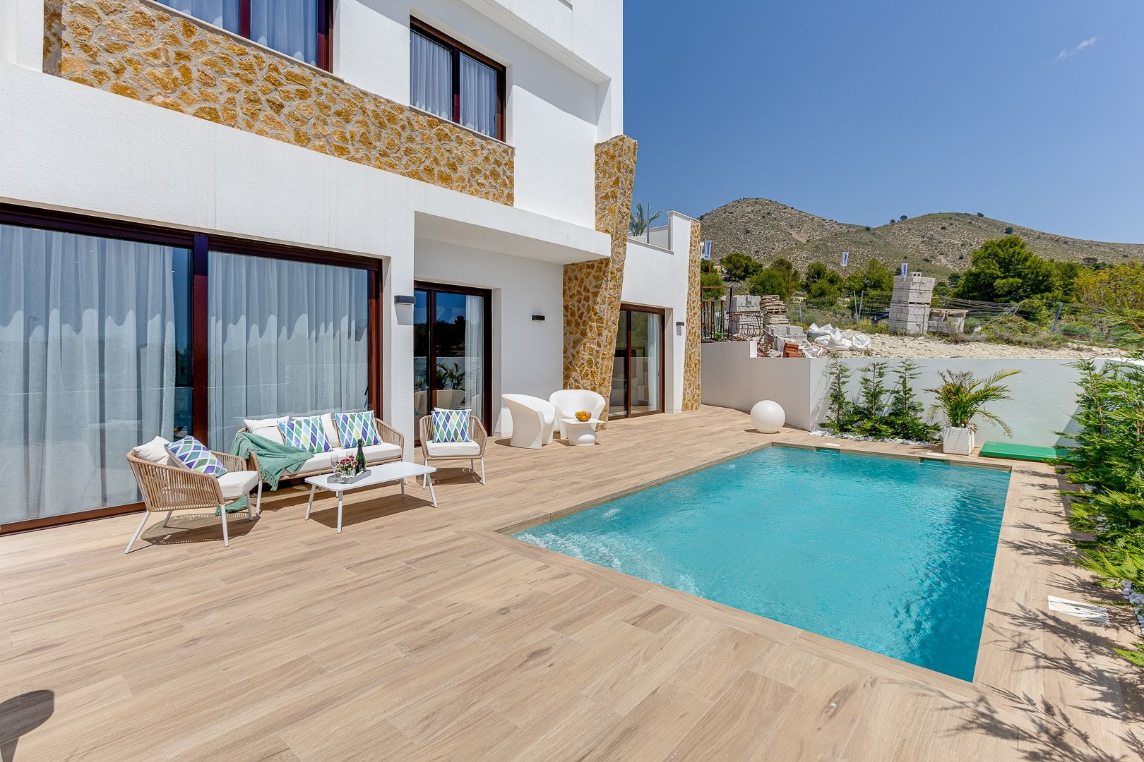 Open-plan kitchen and dining area in new-build villa, Golf Bahía, Finestrat
