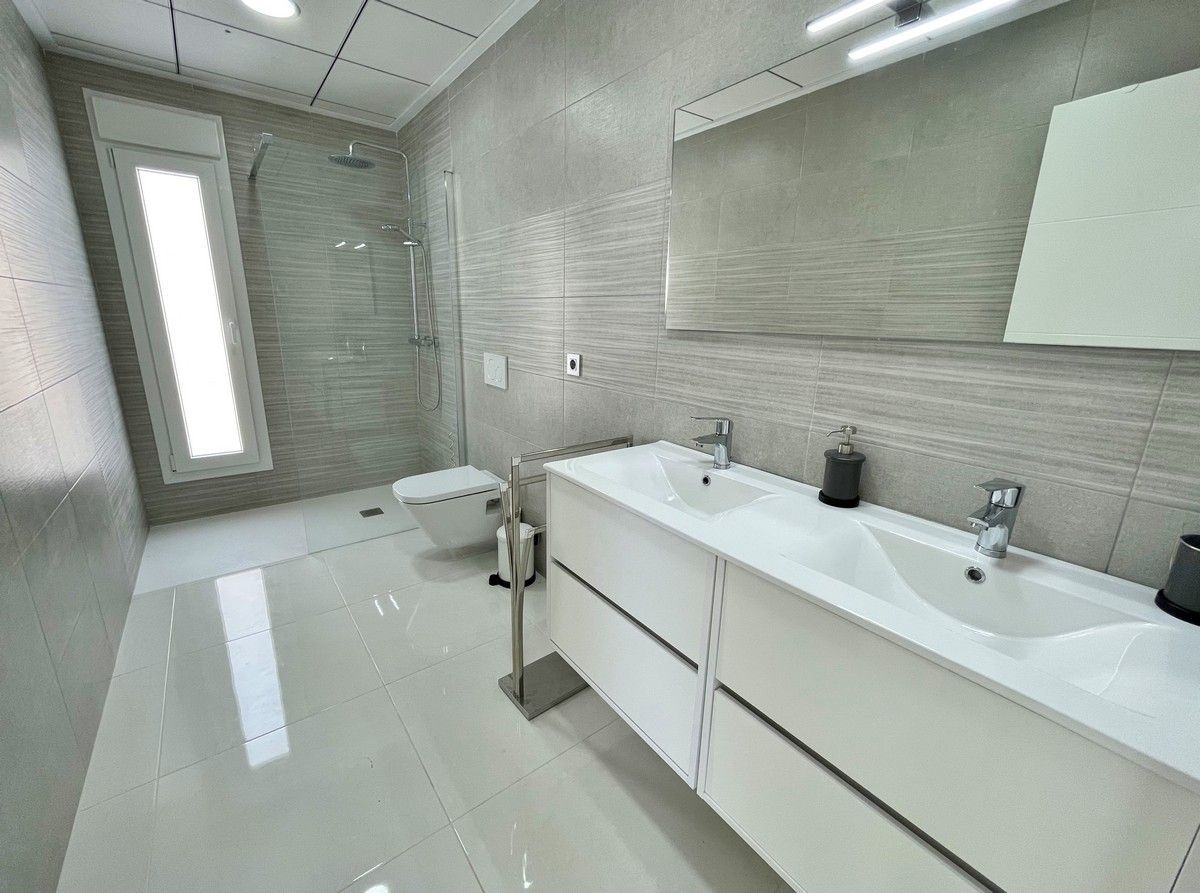 Main bathroom in single-storey new-build villa in Rafal, Alicante