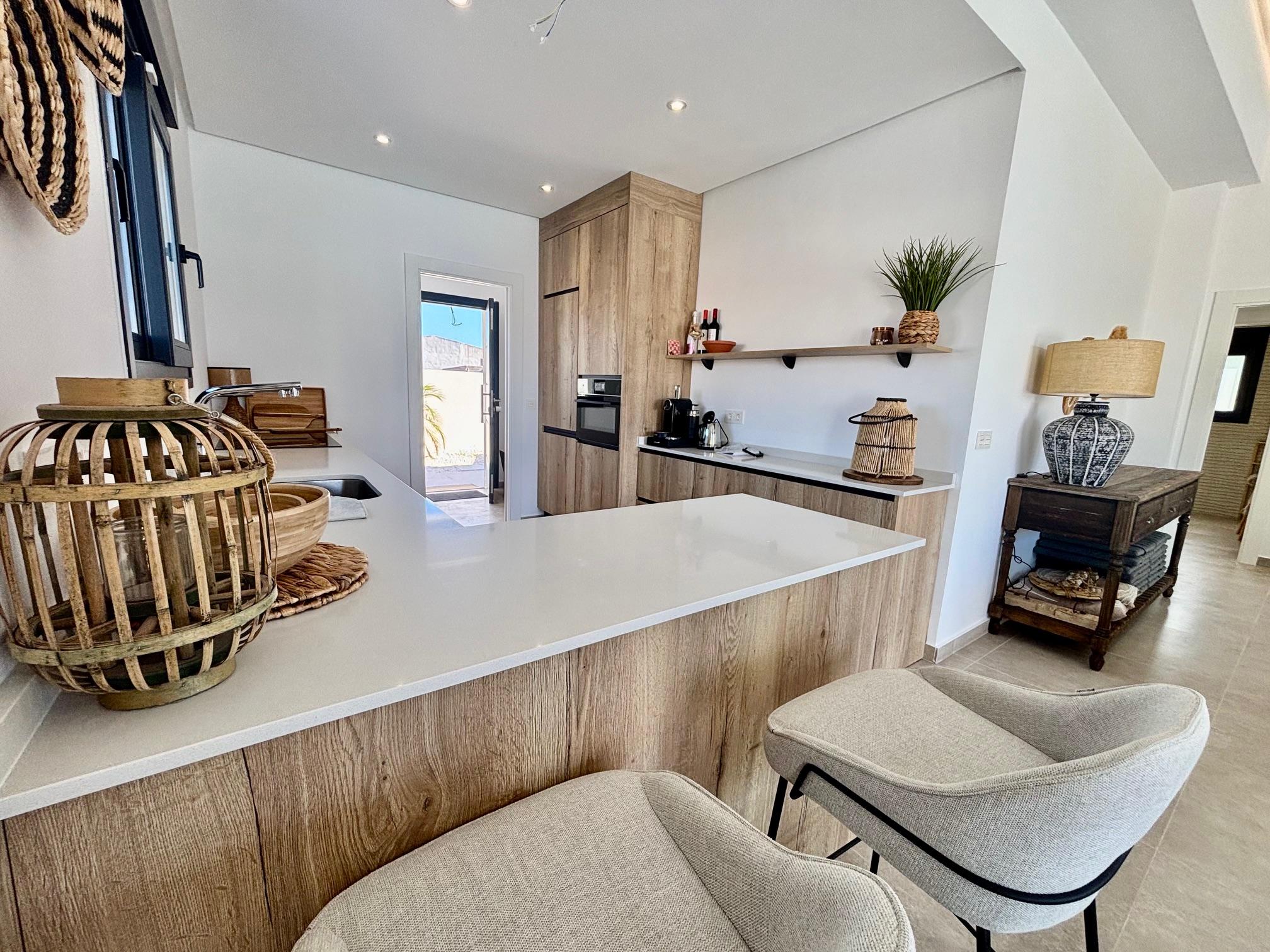 Kitchen and dining area in single-storey new-build villa in Rafal, Alicante