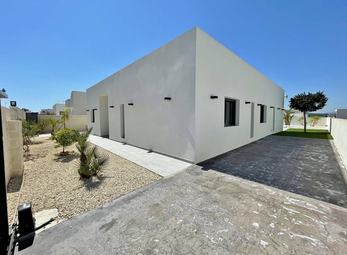 Upper terrace area of new-build villa in Rafal, Alicante