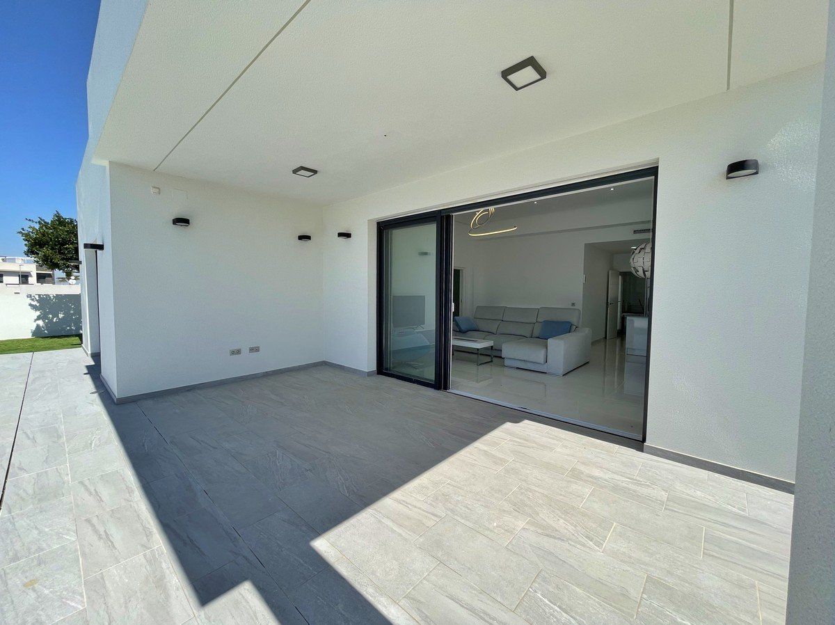 Open-plan living and dining area in 3-bedroom single-storey villa in Rafal