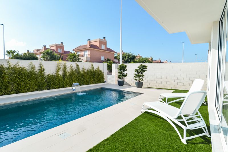 Private pool and paved surround of new-build villa in Monte y Mar, Gran Alacant