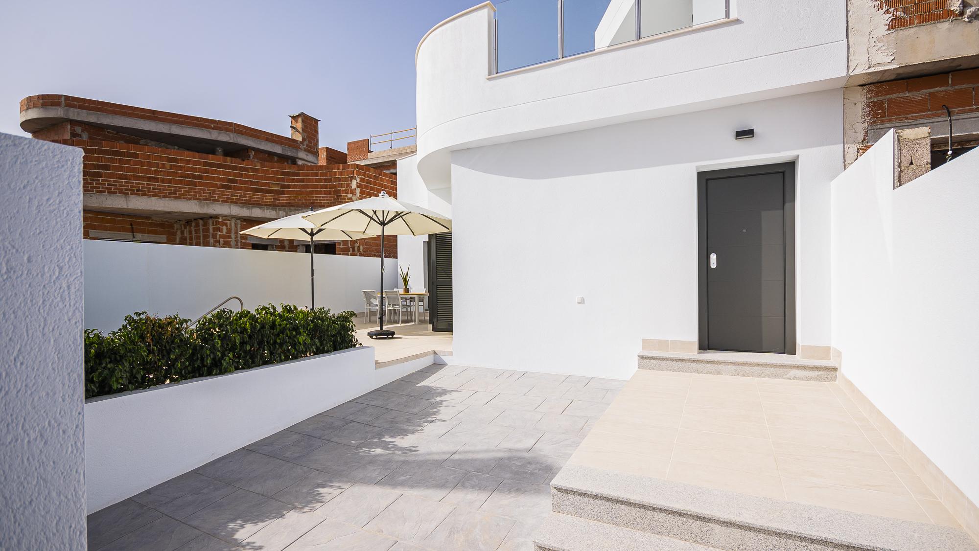 Private pool and surrounding garden of 3-bedroom villa in Lago Jardín, Torrevieja