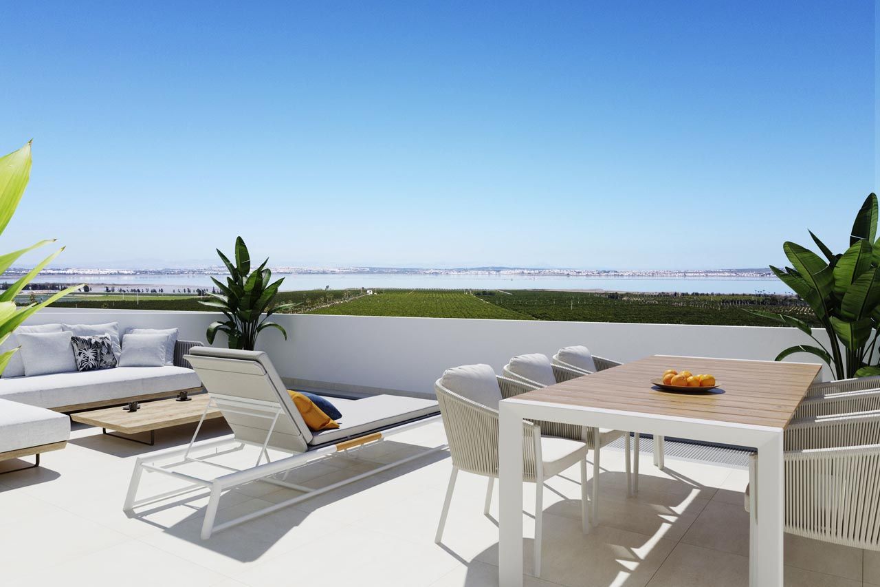 Open-plan kitchen and dining space in 2-bedroom penthouse, Lago Jardín, Torrevieja
