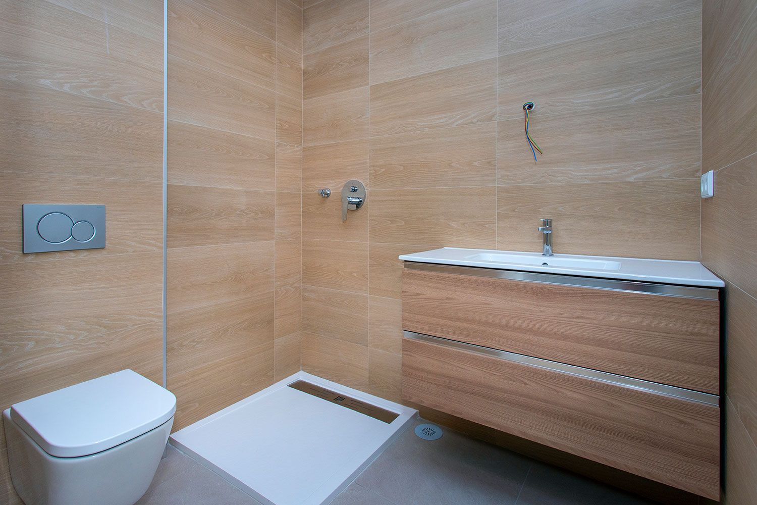 Shower enclosure in second bathroom, La Canalosa 3-bedroom bungalow
