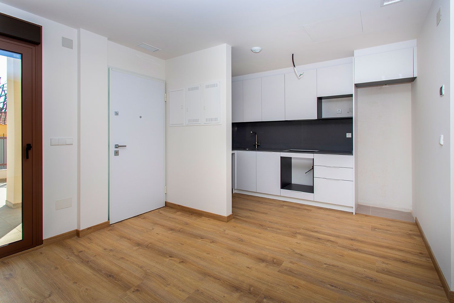 Show unit kitchen with fitted appliances and worktops, La Canalosa