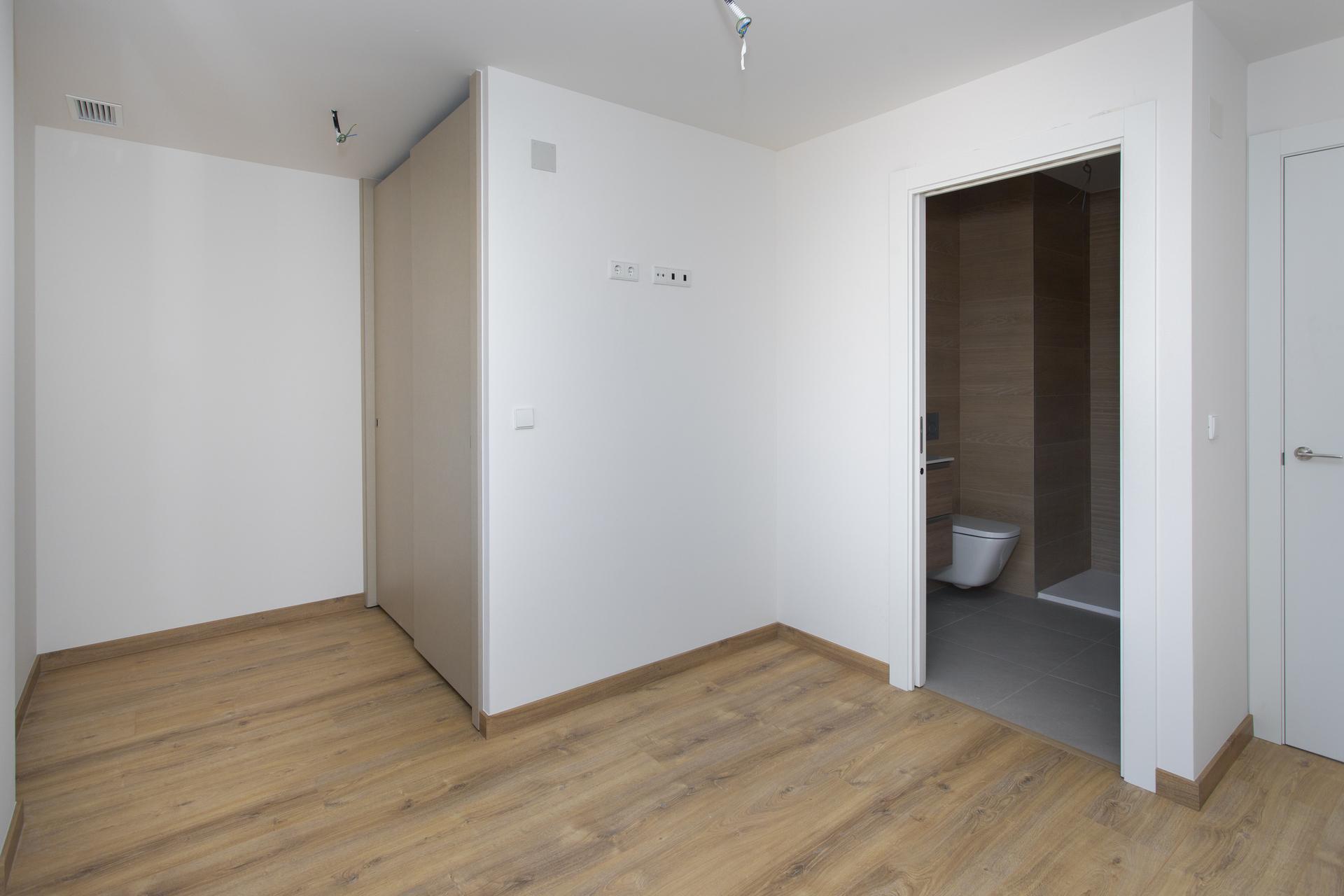 Bedroom with ceramic tile floor and fitted shutters, La Canalosa