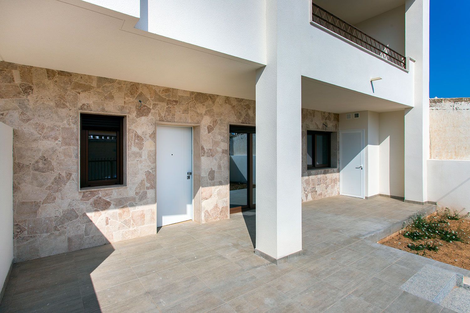 Main bedroom with built-in wardrobes and ceramic tile floor, La Canalosa