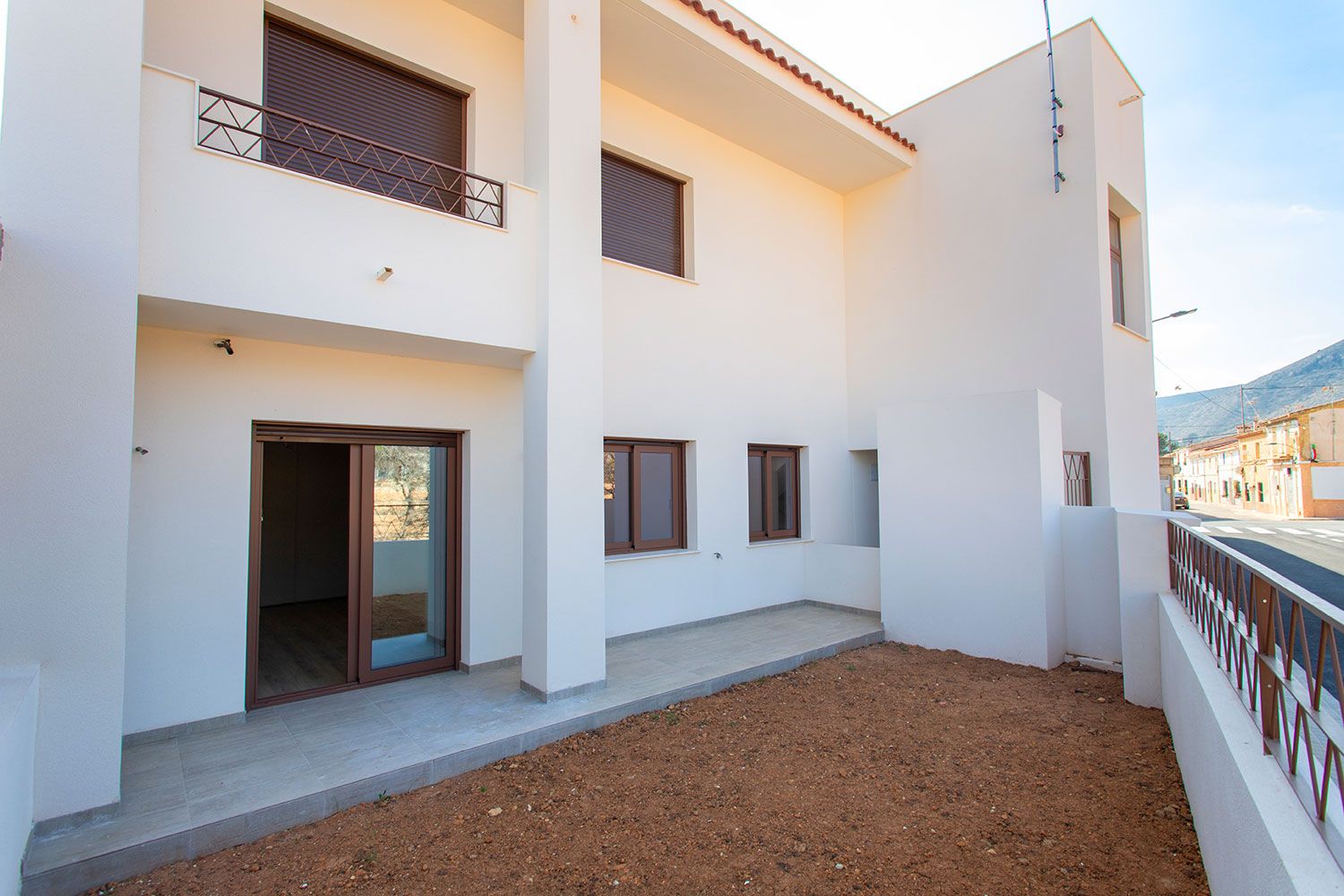 Second bedroom with window and tile flooring, new-build bungalow Hondón de las Nieves