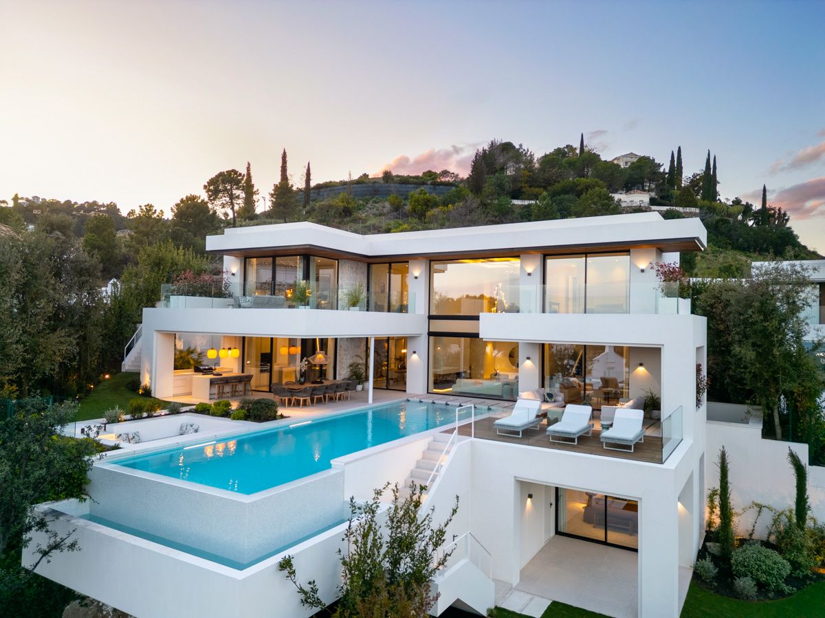 Rear garden of 6-bedroom new-build villa in La Quinta, Benahavis