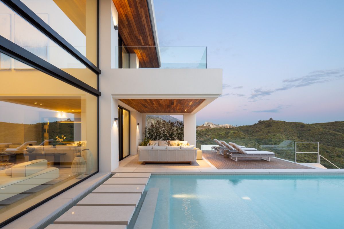Elevated view of villa plot and surroundings in La Quinta, Benahavis