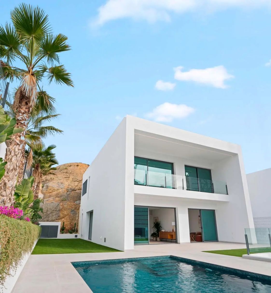 Front facade of 3-bedroom new-build villa in Rincón de Loix, Benidorm