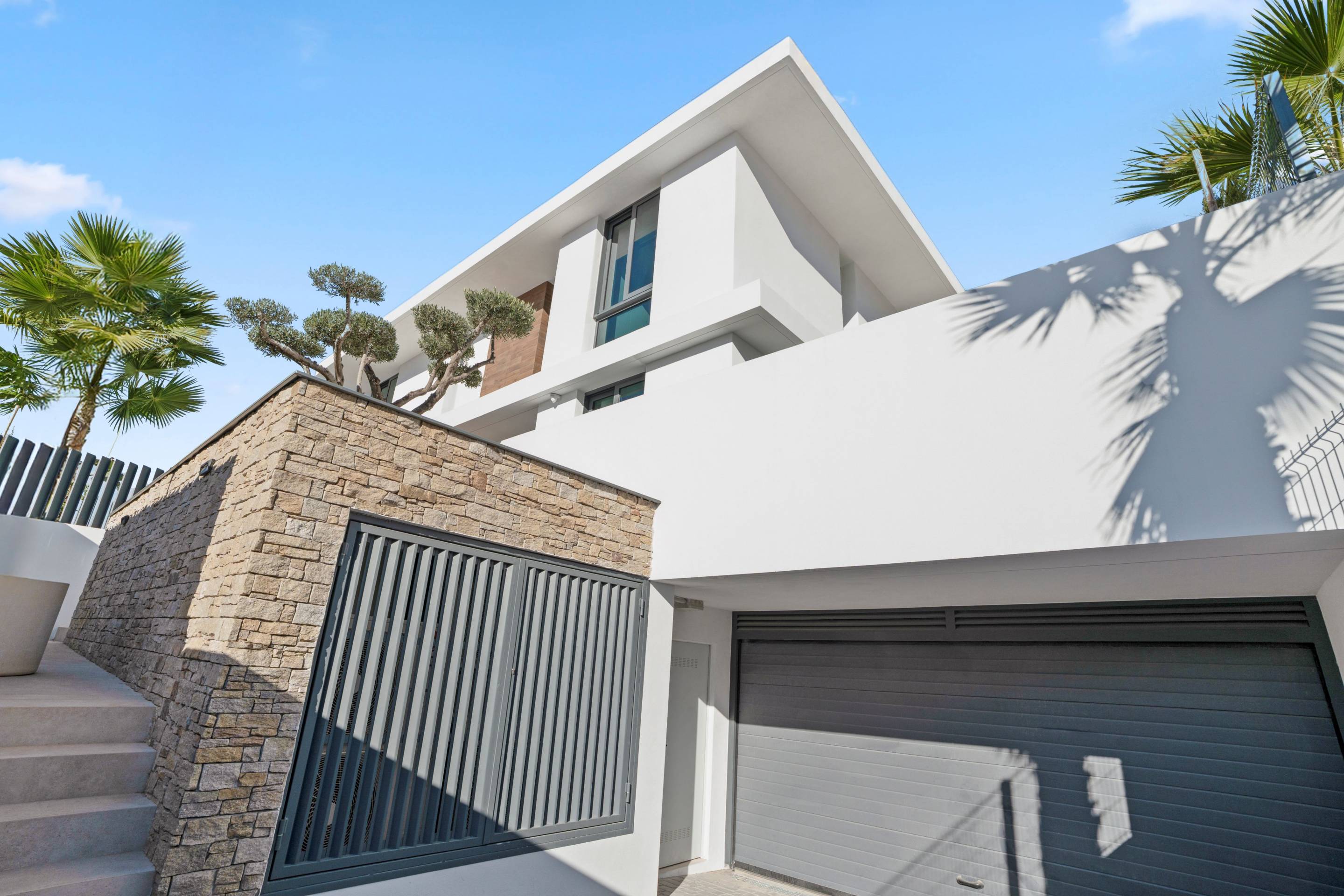 Elevated view of 500m2 villa plot showing build and garden, Rincón de Loix, Benidorm