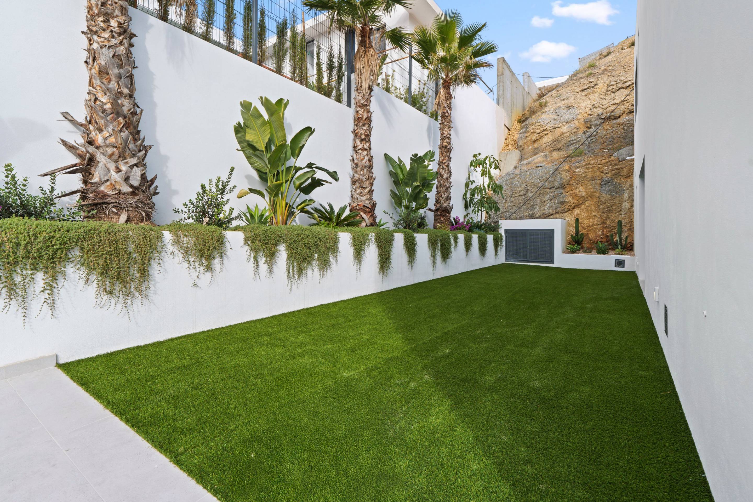 Side elevation of new-build villa showing boundary wall and extent of 500m2 plot, Rincón de Loix