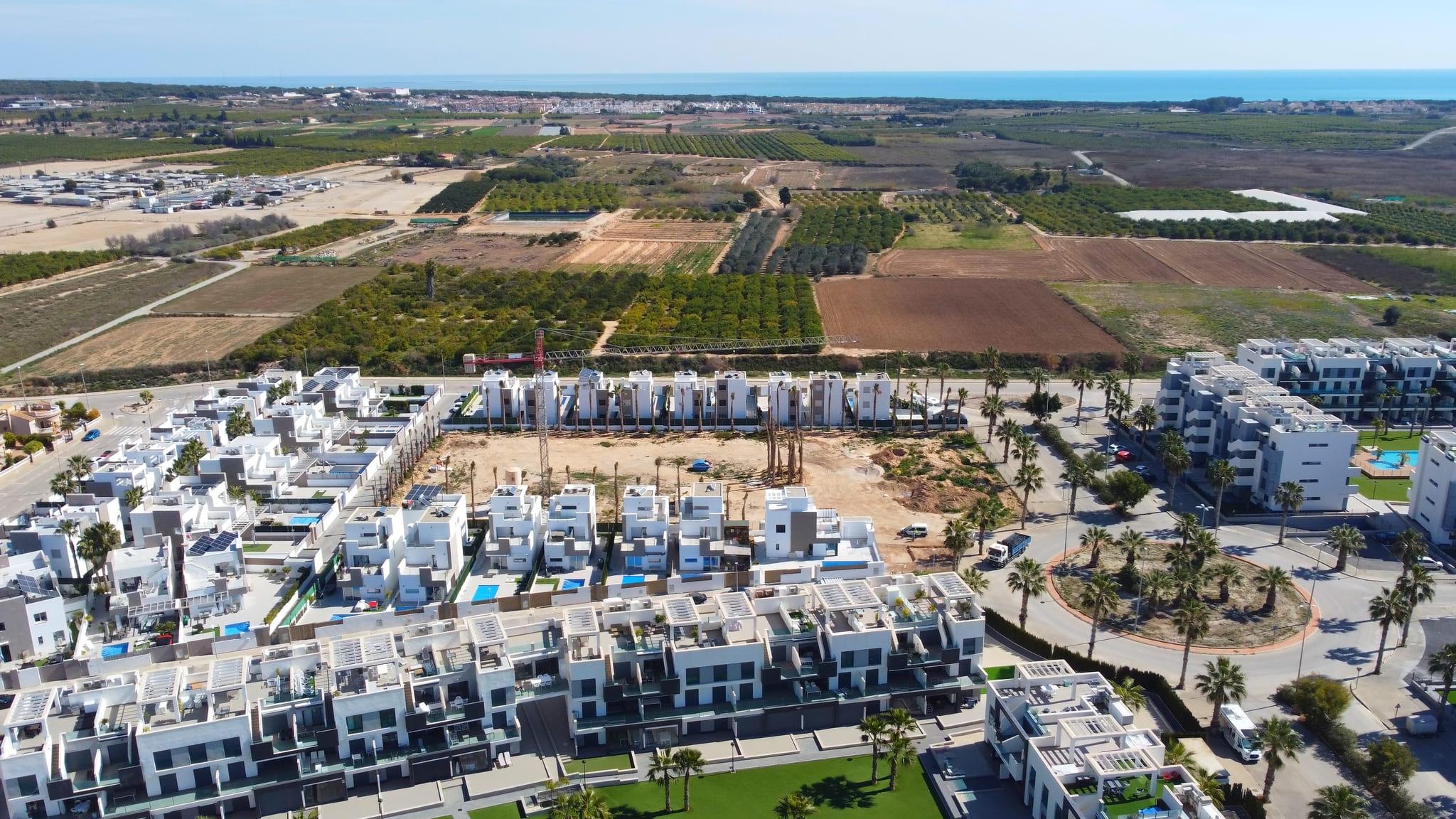 Open parking spaces within complex grounds, El Raso