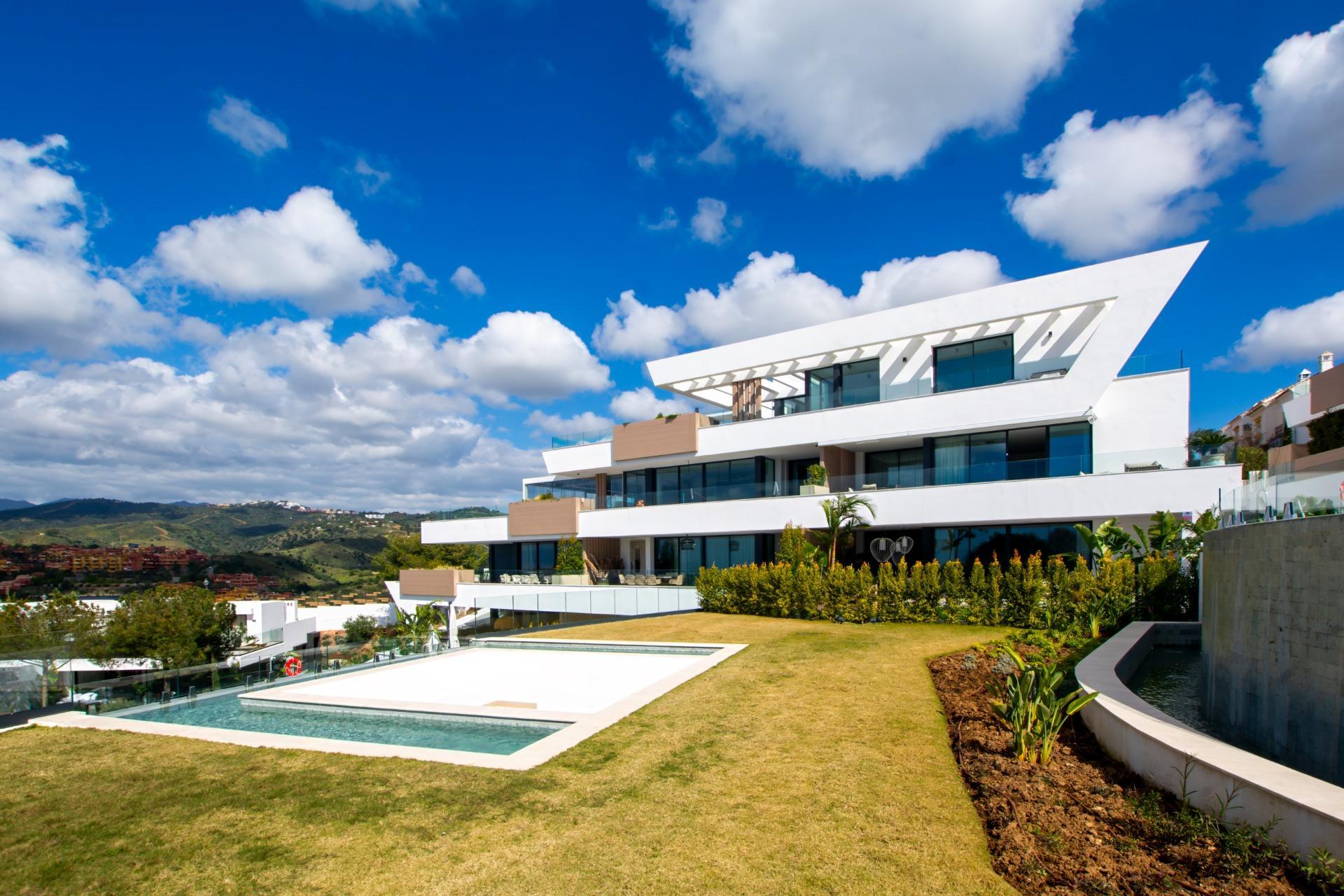 Entrance hallway of ground-floor new-build apartment, Cabopino, Marbella