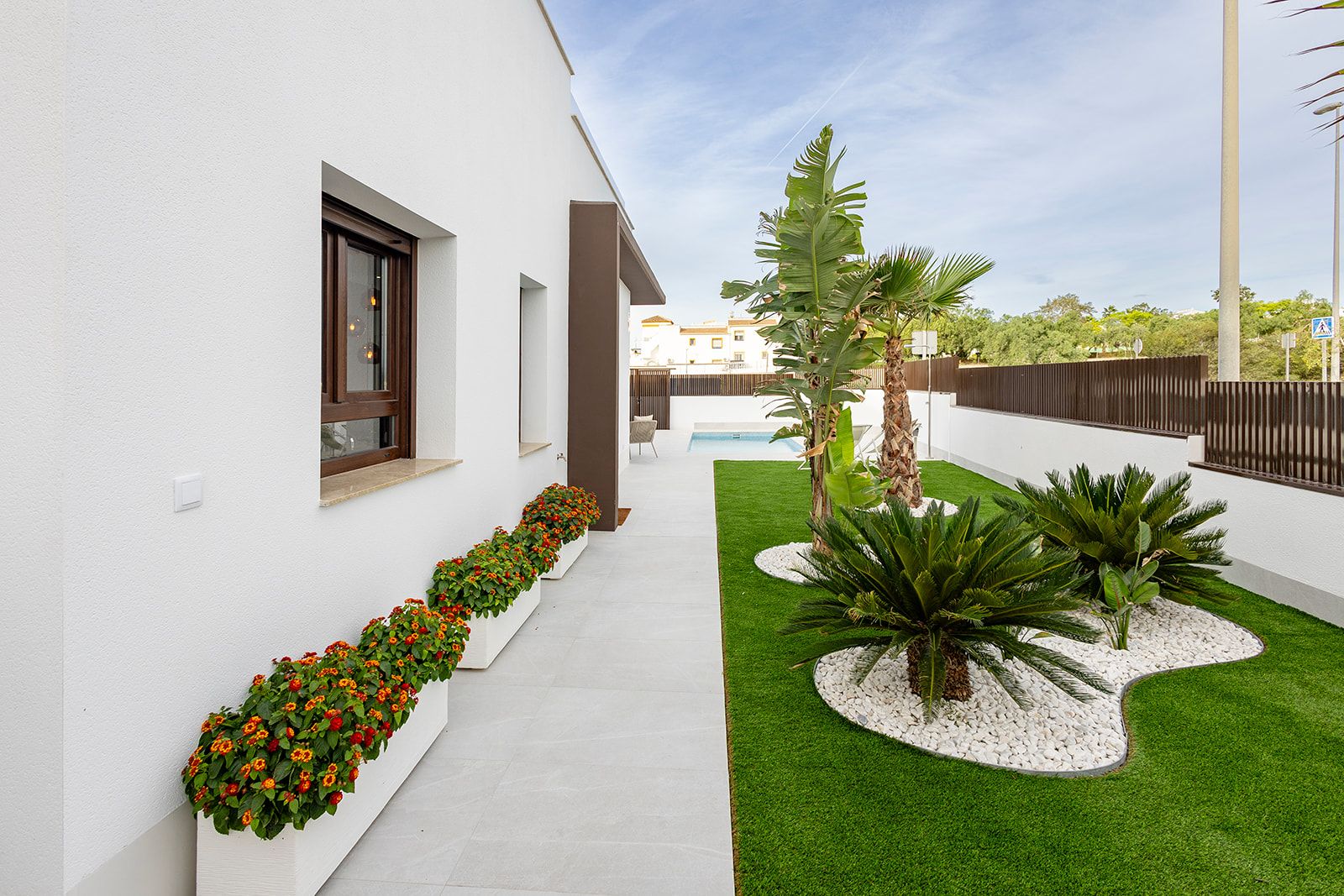 Ground-floor terrace adjoining garden in new-build townhouse, Desamparados, Orihuela