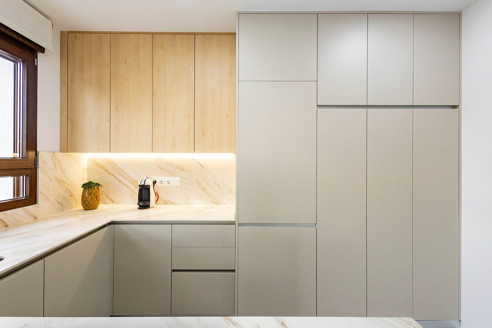 Kitchen with electric shutters on adjacent window in new-build townhouse, Desamparados, Orihuela