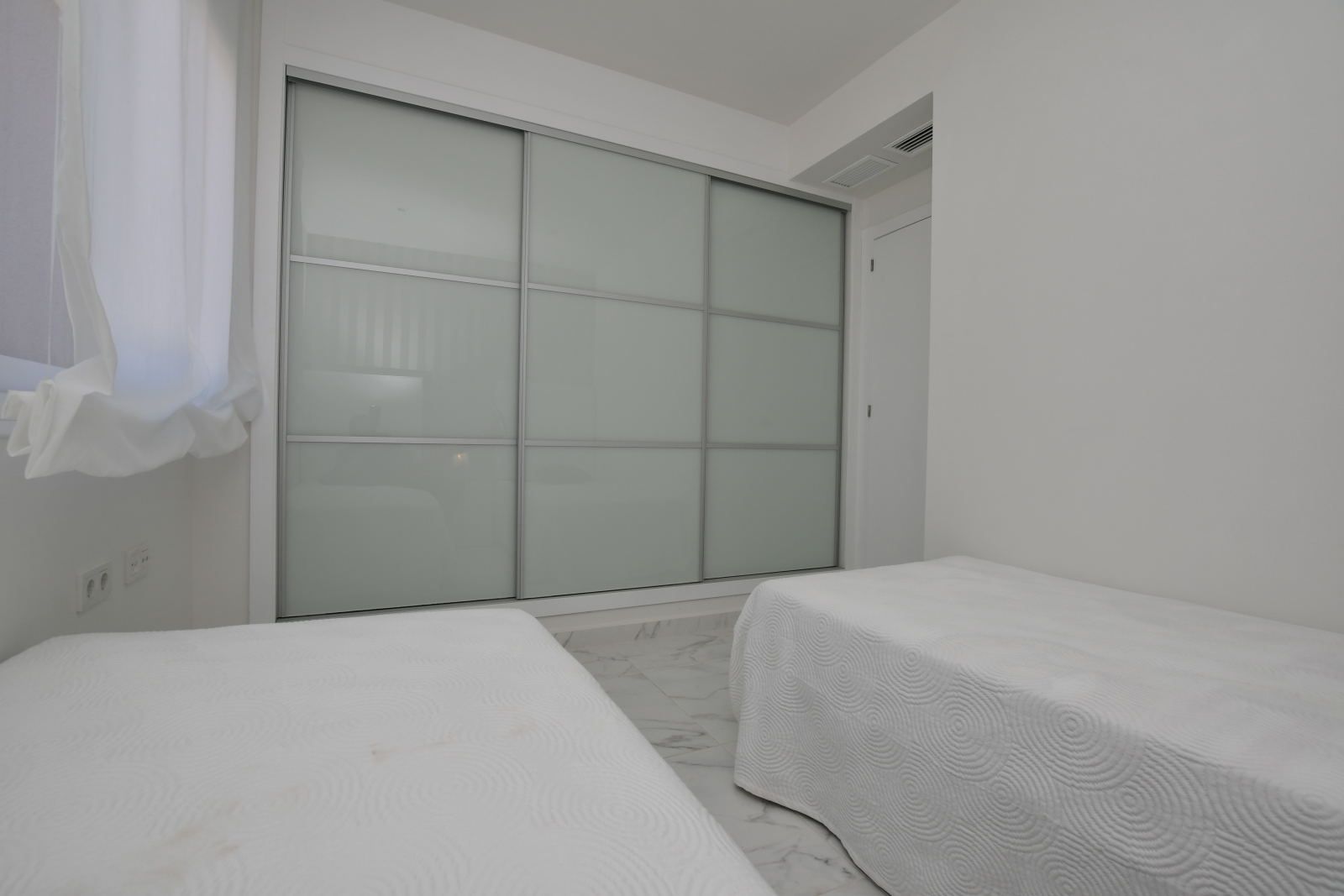 Main bathroom with tiled walls and floor in ground-floor apartment, Bellavista, San Miguel De Salinas