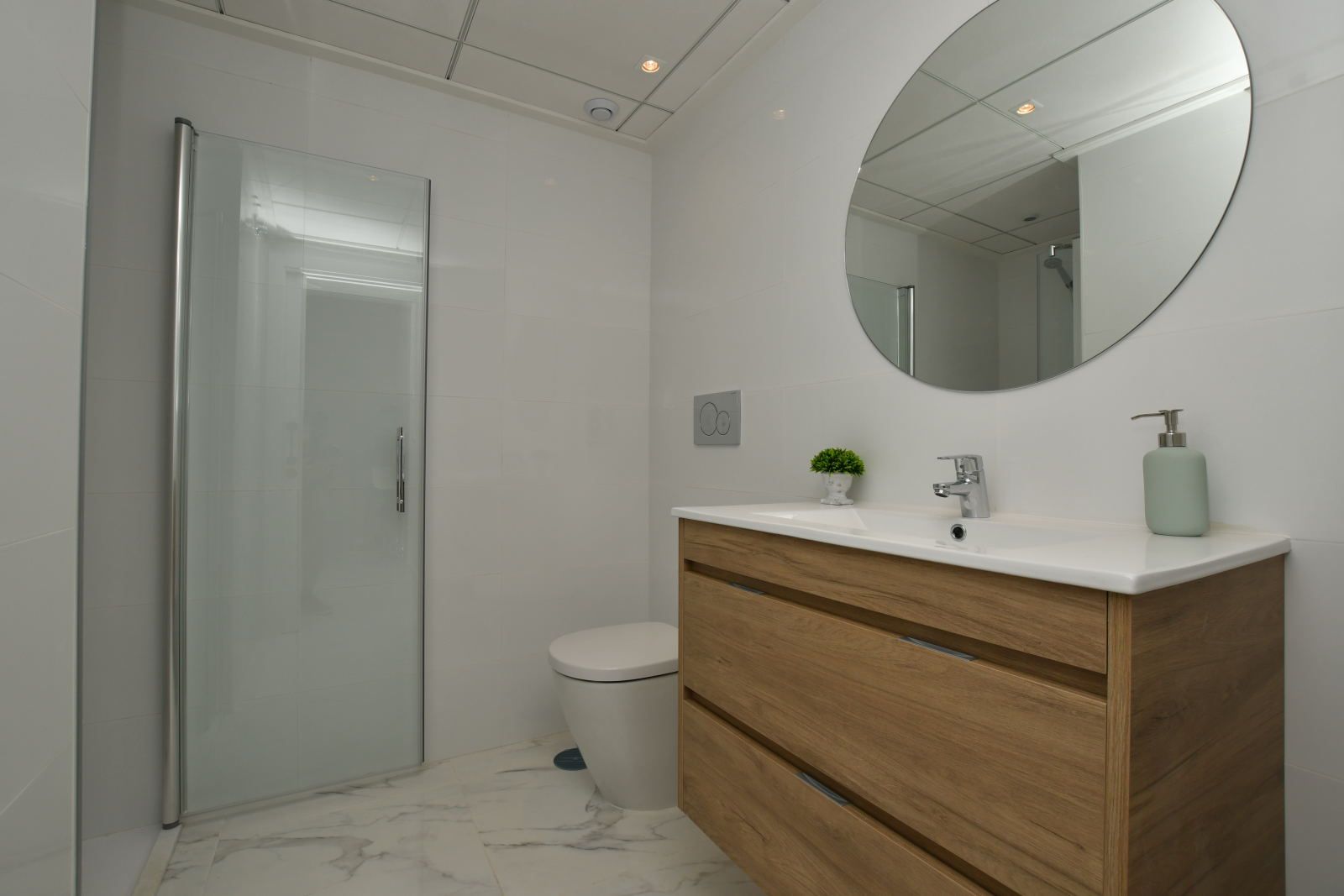 Second bathroom with tiled finish in 2-bedroom apartment, Bellavista, San Miguel De Salinas