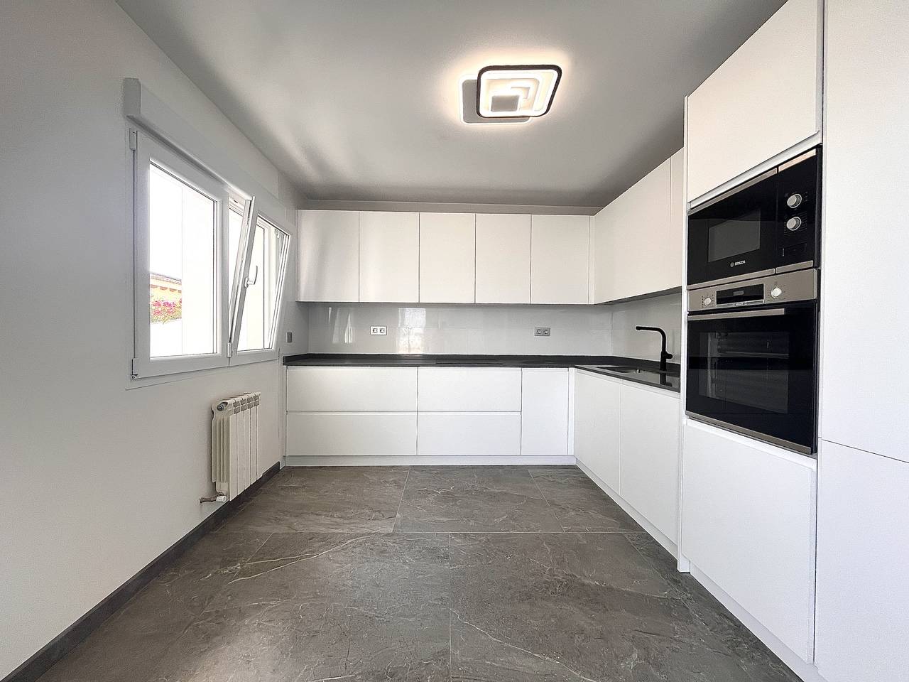 Kitchen area with fitted units in villa, La Siesta, Torrevieja