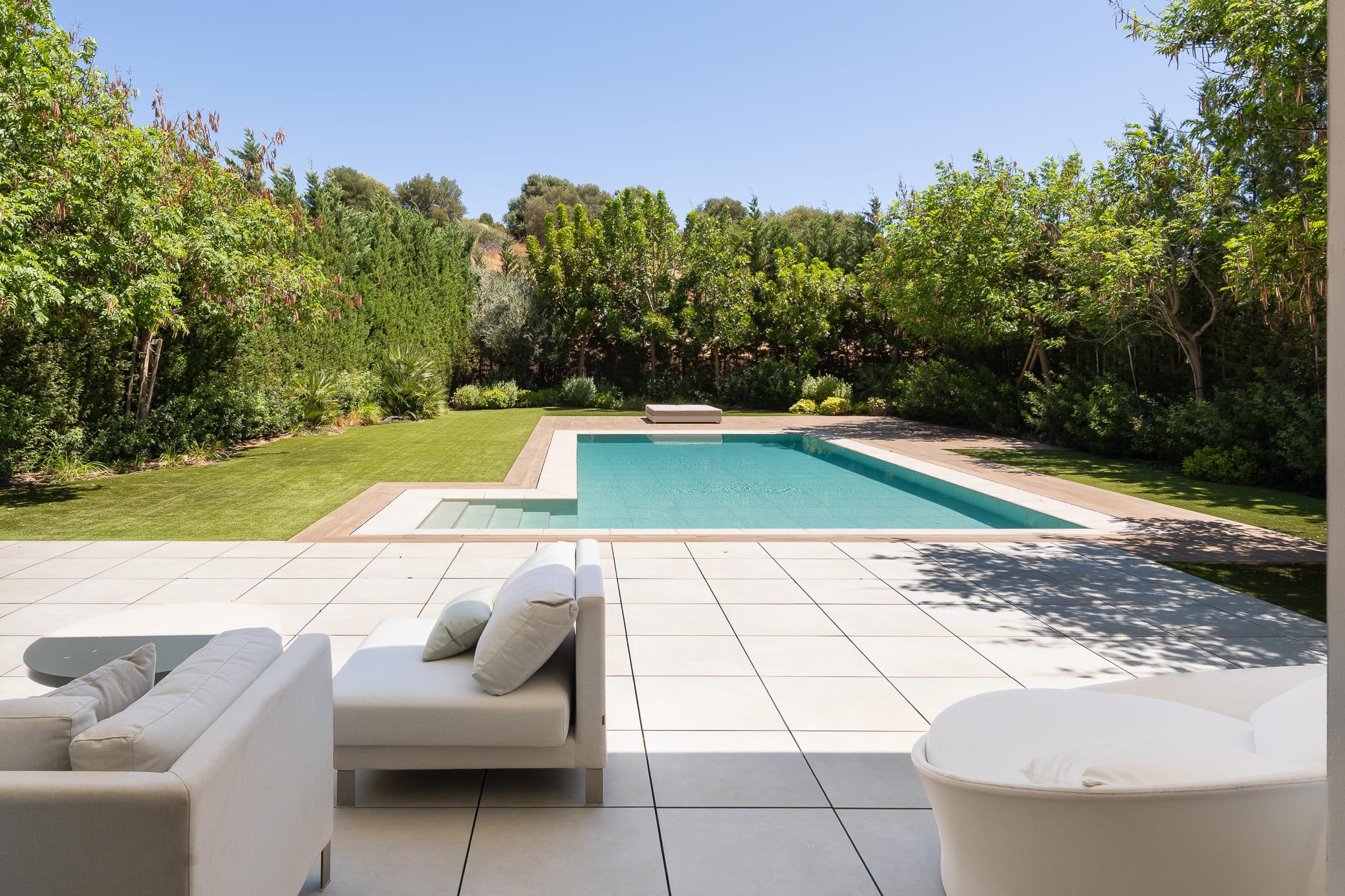Open-plan living and dining area in 4-bedroom villa, Bel-Air, Estepona