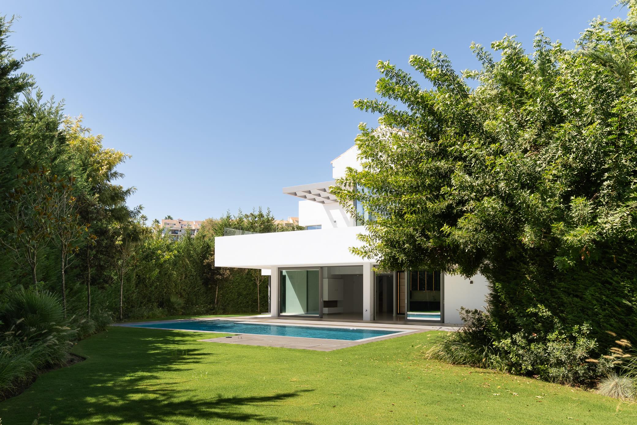 Street view of new-build villa development in Bel-Air, Estepona