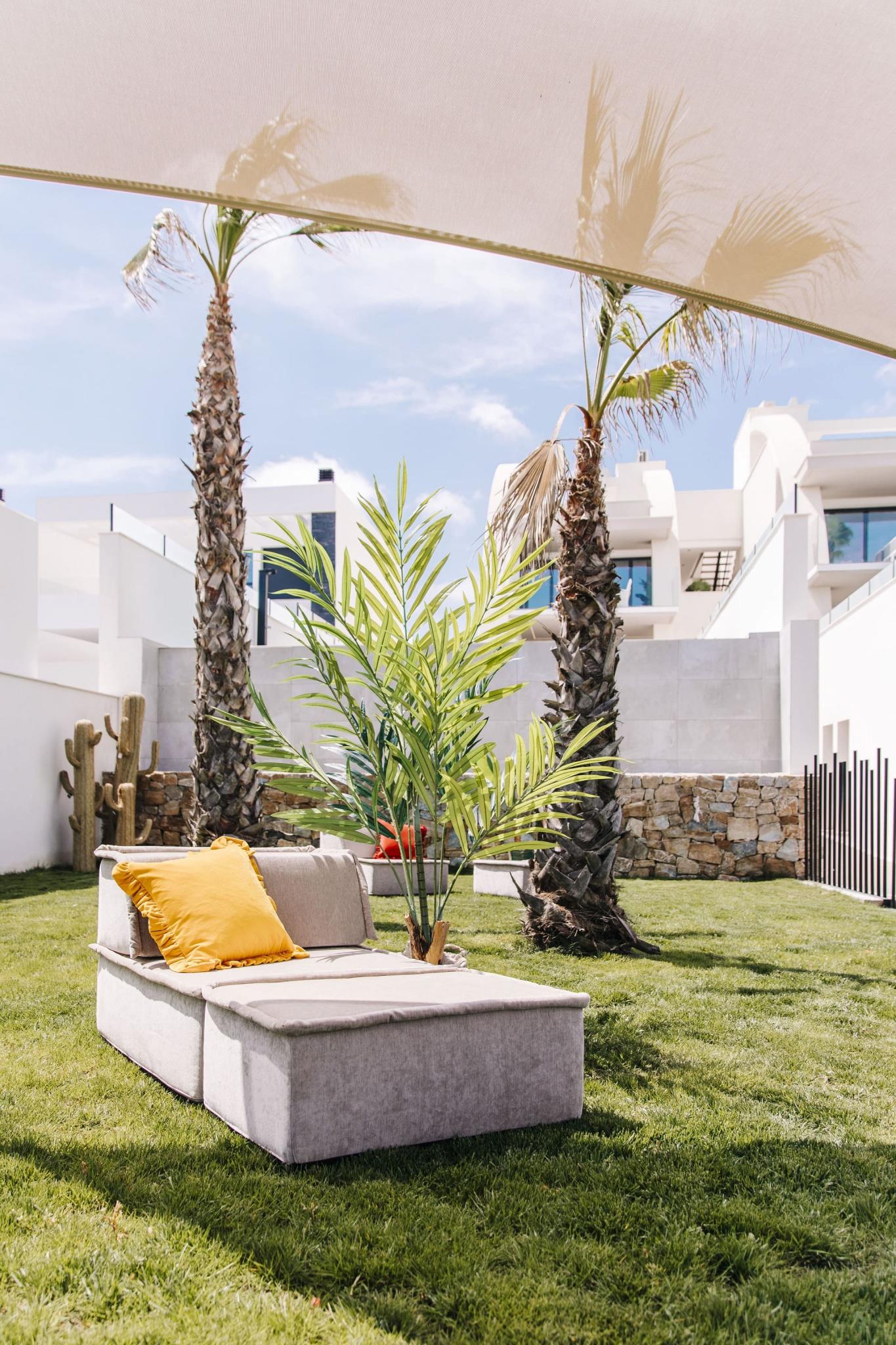 Outdoor terrace with garden view, 3-bedroom bungalow, Campo de Golf La Marquesa