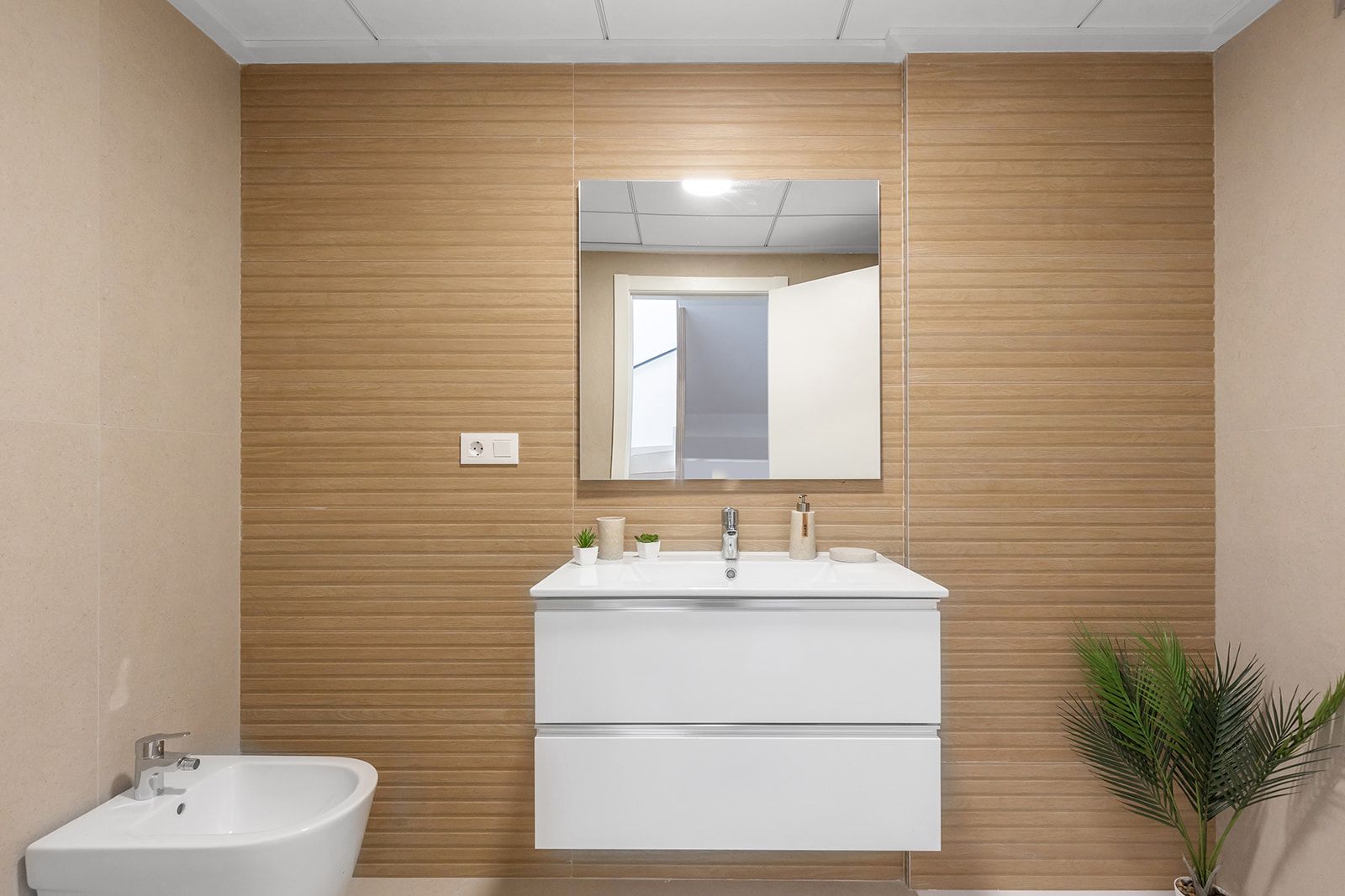 Bedroom with window in 3-bedroom new-build townhouse, Rafal