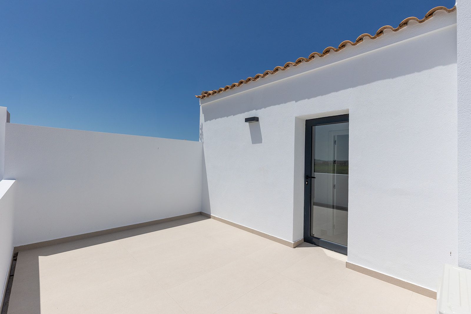 Main bedroom with fitted storage, new-build townhouse, Rafal
